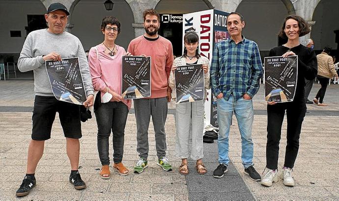 Músicos y organizadores posan tras la presentación del festival. Foto: N.G.