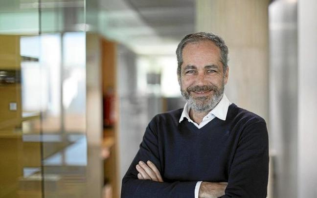 Josetxo Vélaz posa en el interior del COAVN. Foto: Unai Beroiz