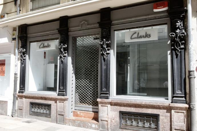 Local vacío de la zapatería Clarks, en la céntrica calle Postas de Gasteiz.