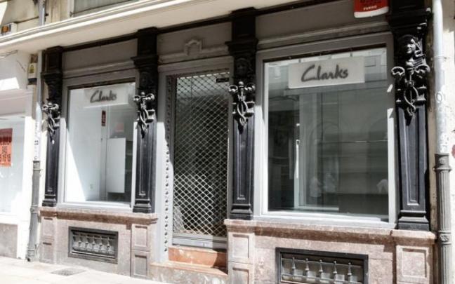 Local vacío de la zapatería Clarks, en la céntrica calle Postas de Gasteiz.
