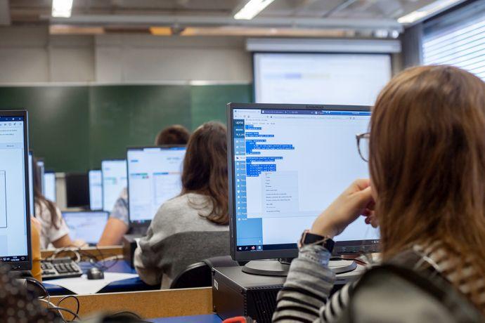 Estudiantes de la UPNA en una clase con ordenadores.