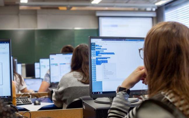 Estudiantes de la UPNA en una clase con ordenadores.