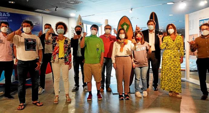 Asociaciones de diversidad funcional y los alcaldes de Sopela, Getxo, Plentzia y Barrika, en la presentación ayer en el Itsasmuseum Bilbao.