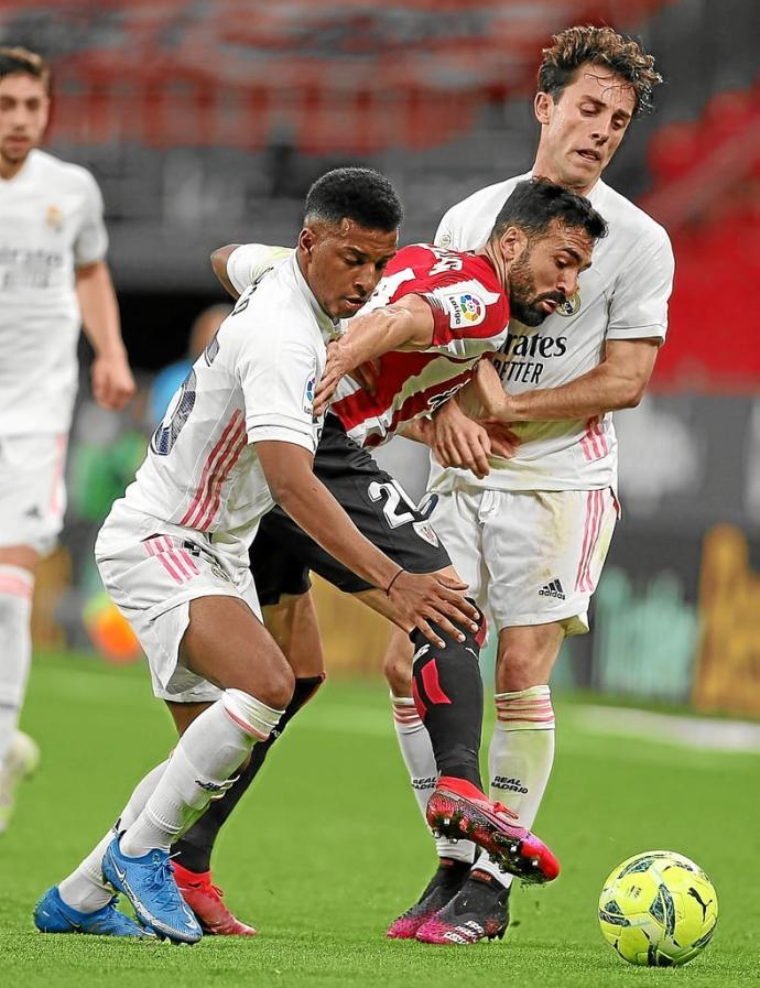 Balenziaga pugna por el balón con Rodrygo y Odriozola. Reportaje fotográfico: Borja Guerrero y Juan Lazkano