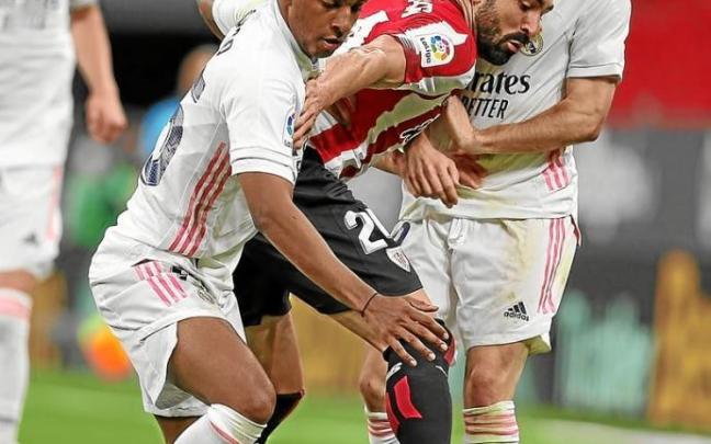Balenziaga pugna por el balón con Rodrygo y Odriozola. Reportaje fotográfico: Borja Guerrero y Juan Lazkano