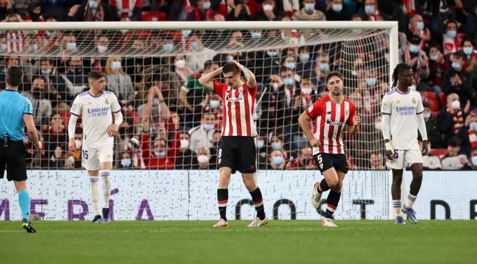 Oihan Sancet, autor del único gol del Athletic, se lamenta durante el partido contra el Real Madrid celebrado en San Mamés.