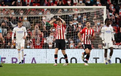 Oihan Sancet, autor del único gol del Athletic, se lamenta durante el partido contra el Real Madrid celebrado en San Mamés.