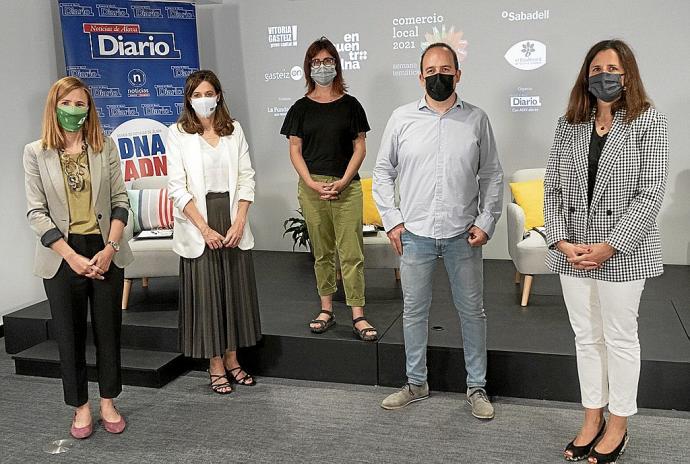 Los participantes del encuentro, junto con la directora de DIARIO DE NOTICIAS DE ÁLAVA, posando en la sede de la Fundación San Prudencio.