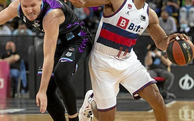 Granger se lleva un golpe tras superar la defensa del exbaskonista Rafa Luz. Foto: ACB Photo / A. Arrizabalaga