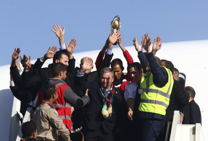 Javier Clemente, con el trofeo de la Copa de África de Naciones, que ganó con Libia en 2014