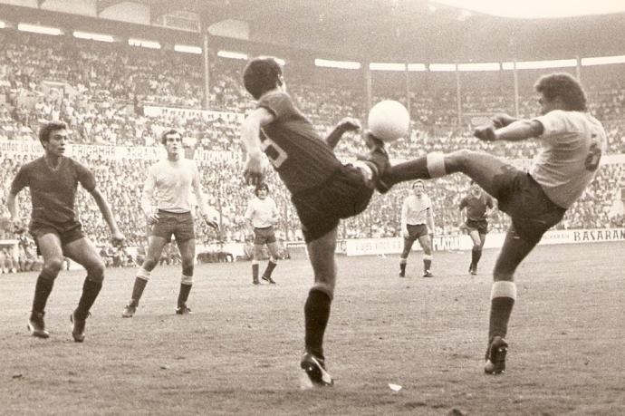 Clemente Iriarte pugna por el balón con un jugador del Las Palmas en El Sadar.