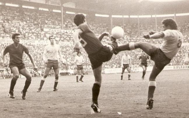 Clemente Iriarte pugna por el balón con un jugador del Las Palmas en El Sadar.