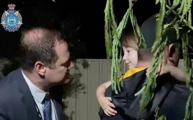Momento en el que la niña es liberada por la Policía Momento en el que la niña es liberada por la Policía