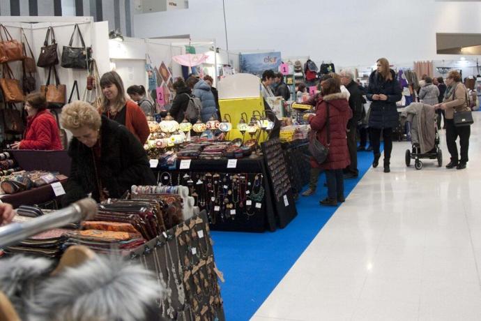 Clientes comprando en la Feria Remate Final de Rebajas de Gasteiz On.