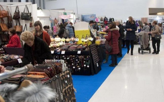 Clientes comprando en la Feria Remate Final de Rebajas de Gasteiz On.