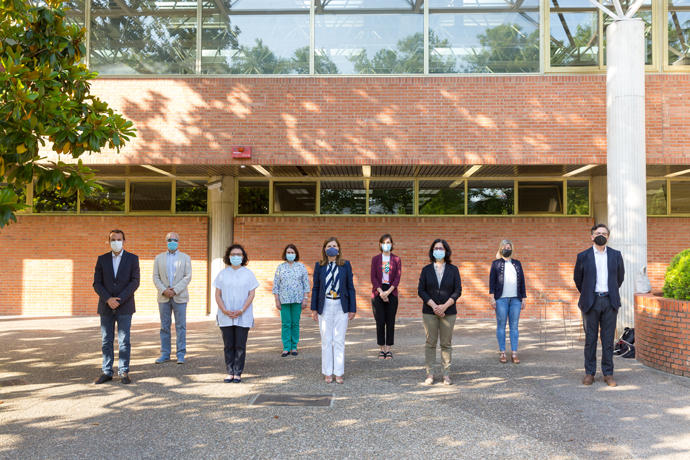 De izquierda a derecha, los investigadores de la Universidad de Navarra que participan en el proyecto: Germán Ramos, Fernando Echarri, Dolores López, Purificación González, Ana Sánchez-Ostiz, Ainhoa Arriazu, Aurora Monge, Anabel Vitas y Carlos Fernández-B