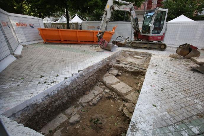 Restos de las antiguas canalizaciones de aguas sucias del siglo XVIII halladas en Sarasate.