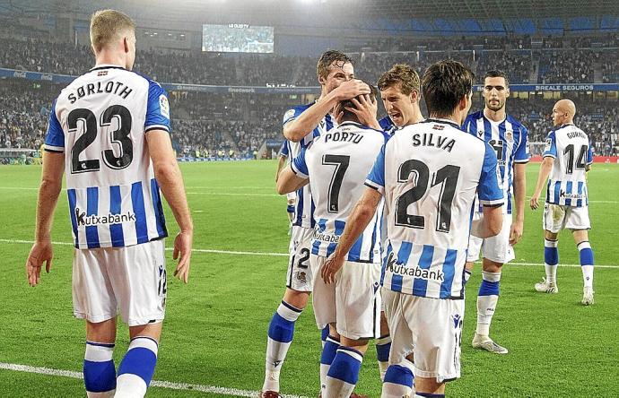 Los jugadores de la Real celebran el gol anotado por Portu ante el Cádiz.