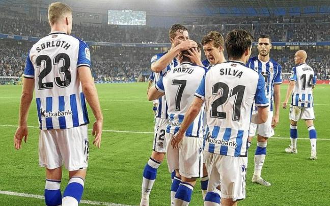 Los jugadores de la Real celebran el gol anotado por Portu ante el Cádiz.