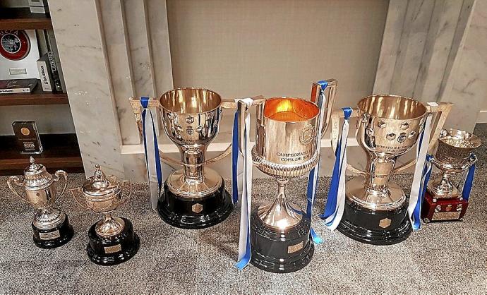Varios de los trofeos ganados por la Real Sociedad, que descansan provisionalmente en las oficinas del club.
