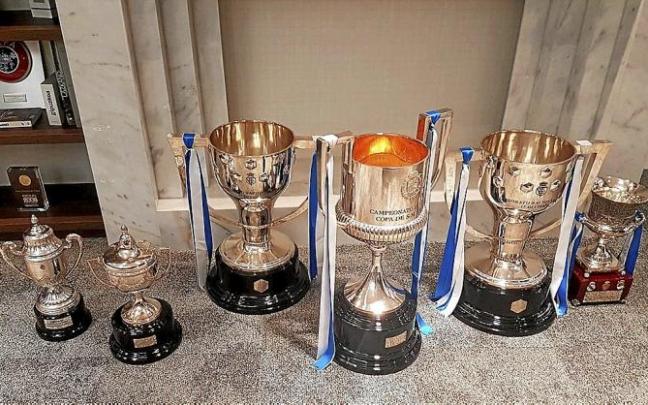 Varios de los trofeos ganados por la Real Sociedad, que descansan provisionalmente en las oficinas del club.
