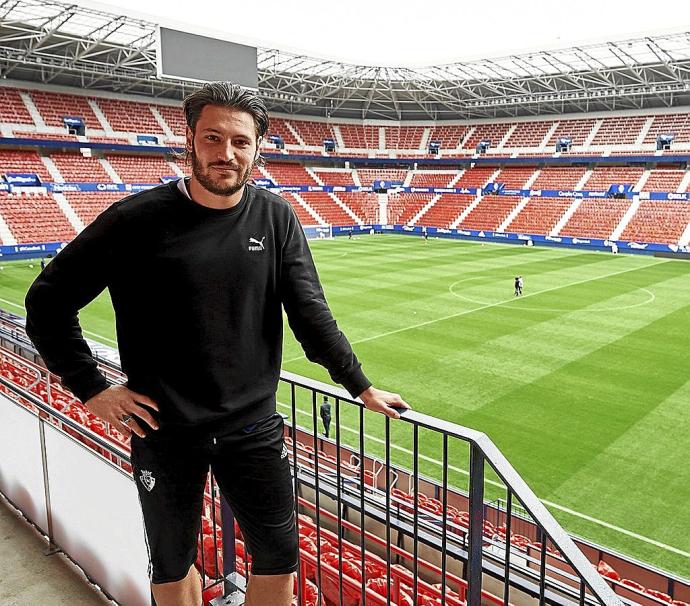 Juan Cruz posa en la grada de El Sadar tras el entrenamiento a puerta cerrada que completó Osasuna en su estadio el pasado viernes.