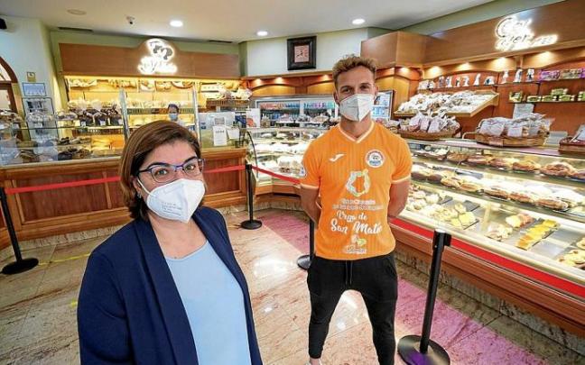 La gerente responsable de administración y cuarta generación de la familia Pulido, Yaiza Rodríguez, y el central y capitán del equipo de fútbol, Rubén Silva, posan en el interior de la Panadería Pulido.