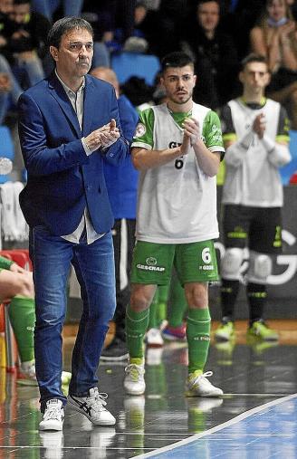 Imanol Arregui, delante de Dani Zurdo, en el partido ante Inter Movistar.