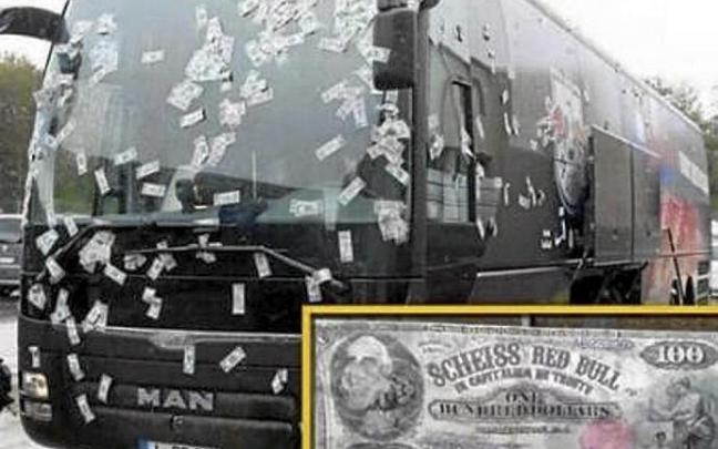 La afición del Heidenheim, club de segunda al que se midió el Lepizig en la campaña 2015-16, recibió al autobús con una lluvia de billetes (detalle en la imagen pequeña).
