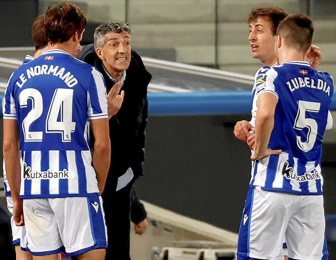 Imanol se dirige a los jugadores realistas, en un partido de la presente temporada. Foto: Efe