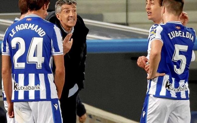 Imanol se dirige a los jugadores realistas, en un partido de la presente temporada. Foto: Efe