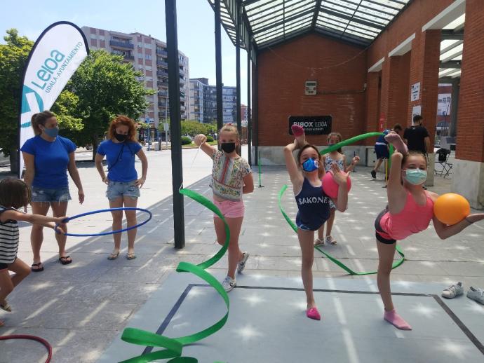 Quince clubes de Leioa sacan el deporte a la calle en una jornada de puertas abiertas