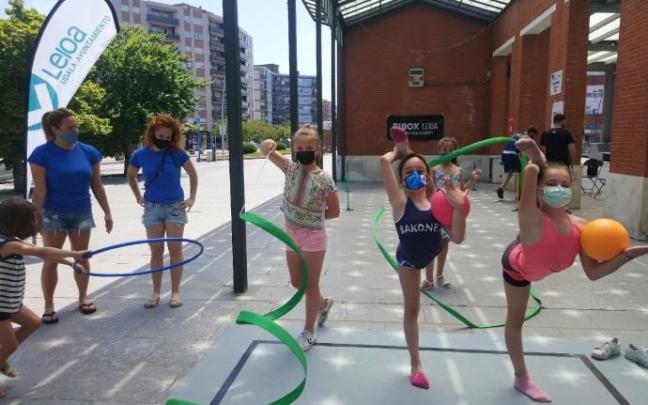 Quince clubes de Leioa sacan el deporte a la calle en una jornada de puertas abiertas