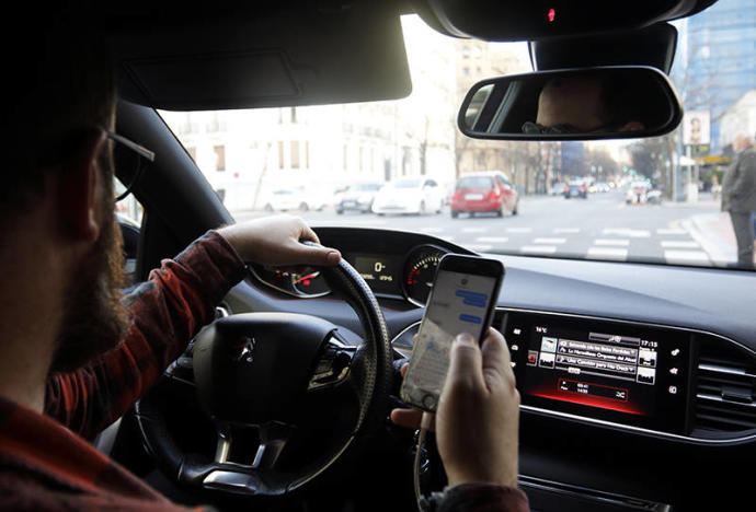 Un conductor utiliza el teléfono móvil mientras conduce