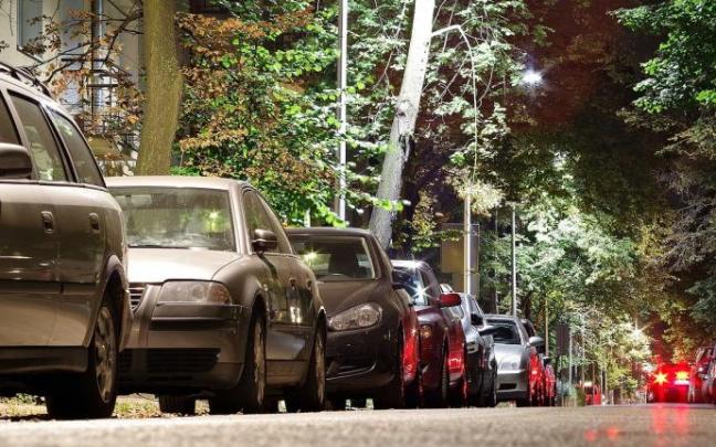 Coches aparcados en una calle. Coches aparcados en una calle.