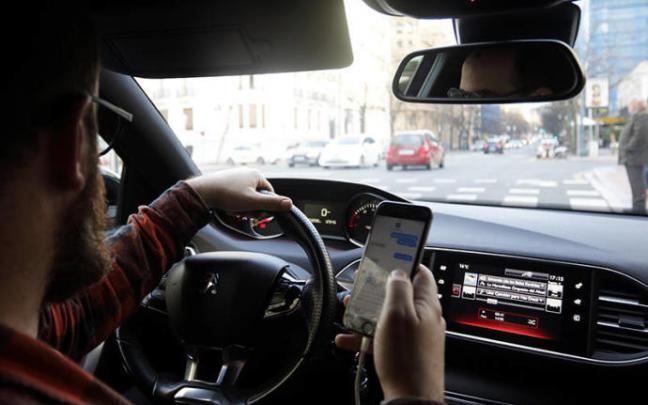 Utilizar el móvil al volante estará castigado con la retirada de seis puntos del carné de conducir Utilizar el móvil al volante estará castigado con la retirada de seis puntos del carné de conducir