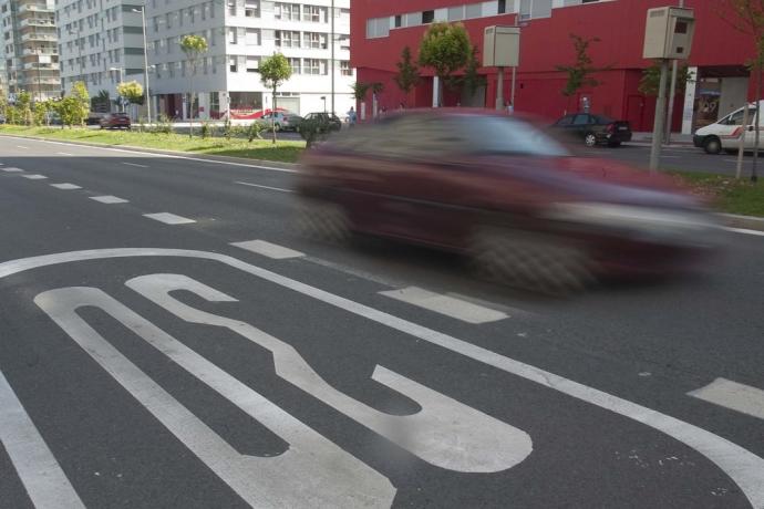 Vehículo a gran velocidad por Salburua.