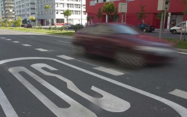 Vehículo a gran velocidad por Salburua. Vehículo a gran velocidad por Salburua.
