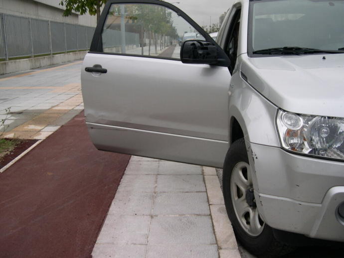 Un vehículo, ajeno a la información, estacionado en la calle Landaberde, en Ibaiondo