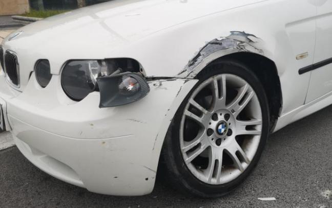 Aspecto del vehículo, que se encontraba aparcado junto a los concesionarios, tras recibir el impacto.