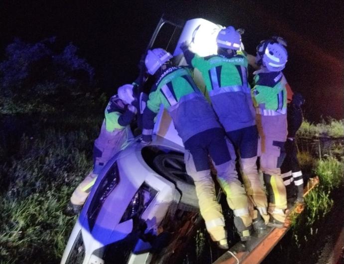 Los Bomberos, con el coche accidentado