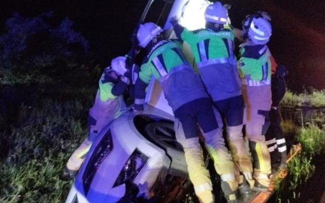 Los Bomberos, con el coche accidentado