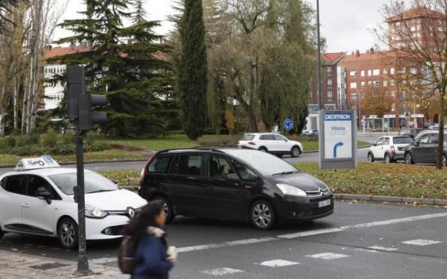 Un vehículo de autoescuela circulando. Un vehículo de autoescuela circulando.