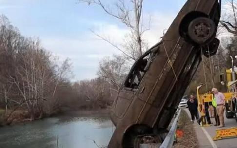 El Pontiac en el momento que fue sacado del río. El Pontiac en el momento que fue sacado del río.