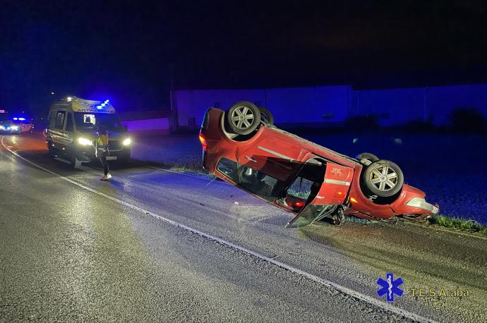 El Renault Megane ha quedado con las cuatro ruedas hacia arriba tras el vuelco.