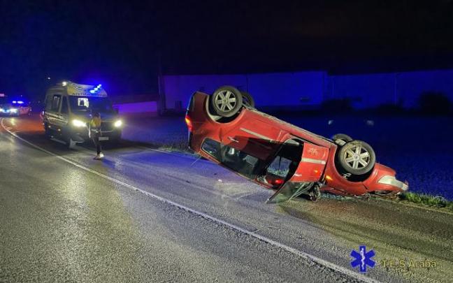 El Renault Megane ha quedado con las cuatro ruedas hacia arriba tras el vuelco.