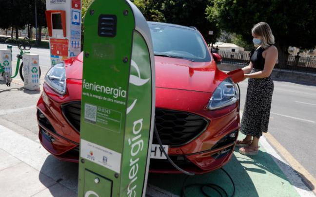 Un vehículo eléctrico en un punto de carga. Un vehículo eléctrico en un punto de carga.