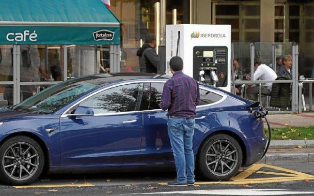 El coche eléctrico en su actual grado de desarrollo tecnológico no es lo suficientemente competitivo, según sus ventas. El coche eléctrico en su actual grado de desarrollo tecnológico no es lo suficientemente competitivo, según sus ventas.