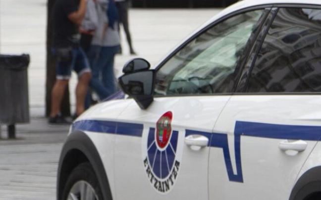 Un coche de la Ertzaintza en Vitoria