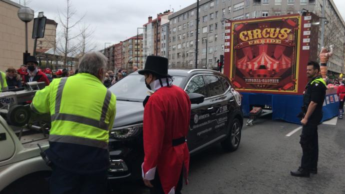 Coche remolcado en el segundo desfile del Carnaval de Vitoria.